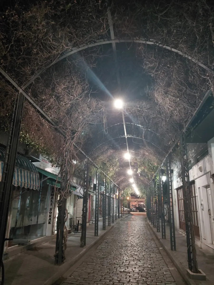 Νέος φωτισμός στην οδό Μπιζανίου, στην παλιά αγορά της Κομοτηνής