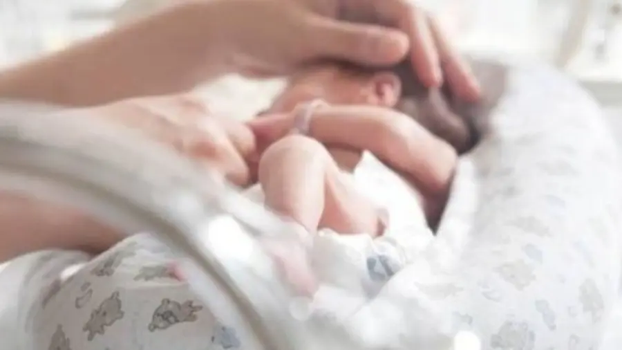 Σημάδια αντιστροφής στον ρυθμό μείωσης των γεννήσεων – Προς νέο πακέτο στήριξης για οικογένειες με παιδιά