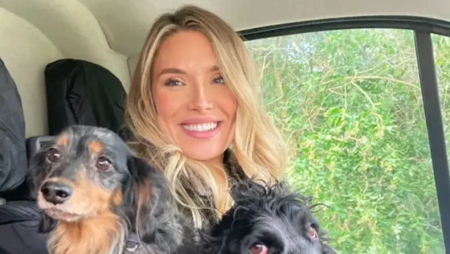 Παράτησε τη δικηγορία και έγινε dog walker: Δουλεύει τις μισές ώρες και λέει ότι βγάζει πολλά περισσότερα