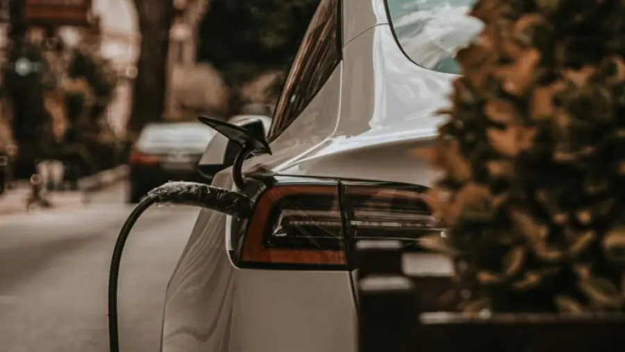 «Μάλλον το λογότυπο της Tesla δεν ήταν αρκετό»: Οδηγός στη Γερμανία έλαβε πρόστιμο 55€ ενώ στάθμευσε σε θέση για ηλεκτρικά οχήματα