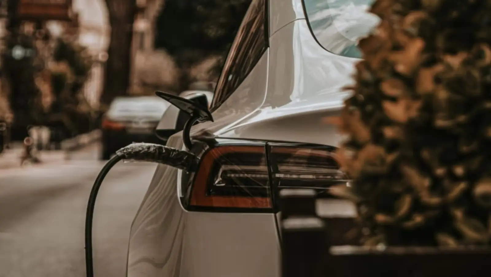 «Μάλλον το λογότυπο της Tesla δεν ήταν αρκετό»: Οδηγός στη Γερμανία έλαβε πρόστιμο 55€ ενώ στάθμευσε σε θέση για ηλεκτρικά οχήματα