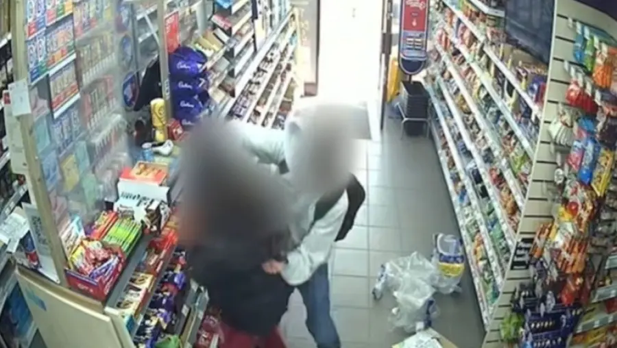 Σκληρό βίντεο: Η στιγμή που 14χρονος μαχαιρώνει κορίτσι που αρνήθηκε να βγει ραντεβού μαζί του