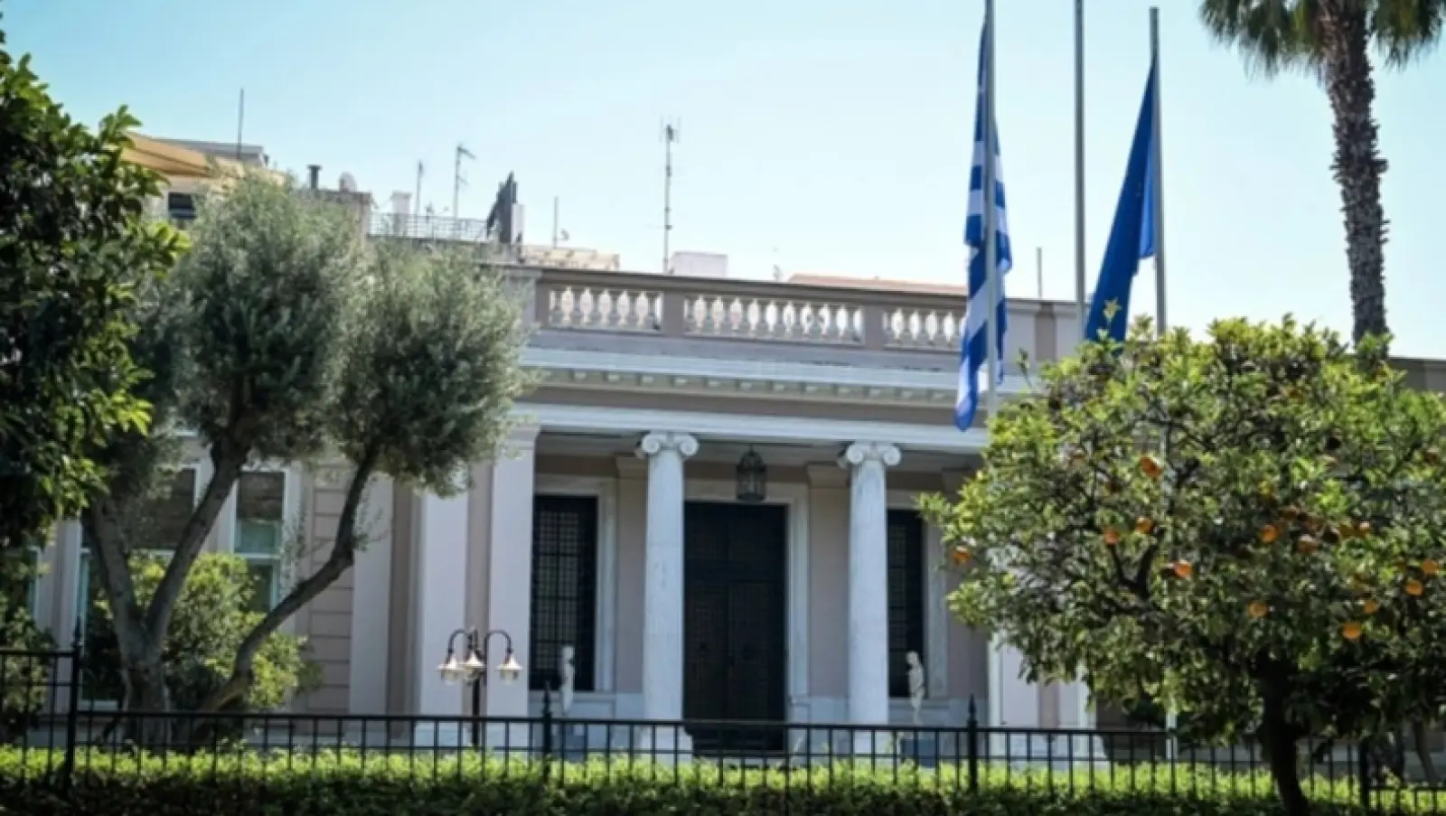 Το κρεσέντο Άδωνι και η αμηχανία στο Μαξίμου, οι αναμπουμπούλες του Αυλωνίτη και η αλήθεια της Ντόρας