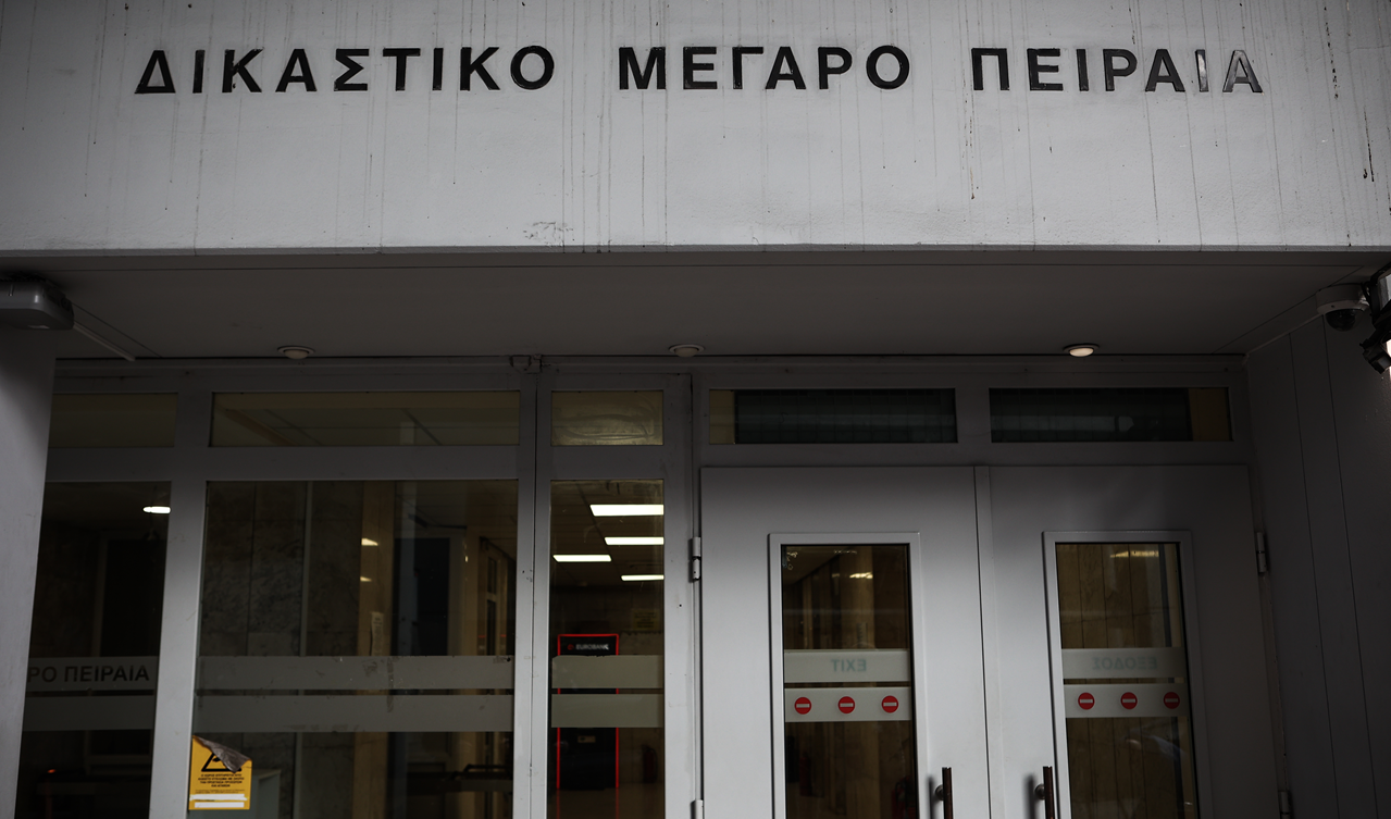 Απειλητικό τηλεφώνημα για βόμβα στα δικαστήρια Πειραιά, κλειστοί δρόμοι