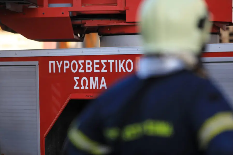 Φωτιά σε εγκαταλελειμμένο κτίριο στο κέντρο της Αθήνας – Άμεσα υπό έλεγχο