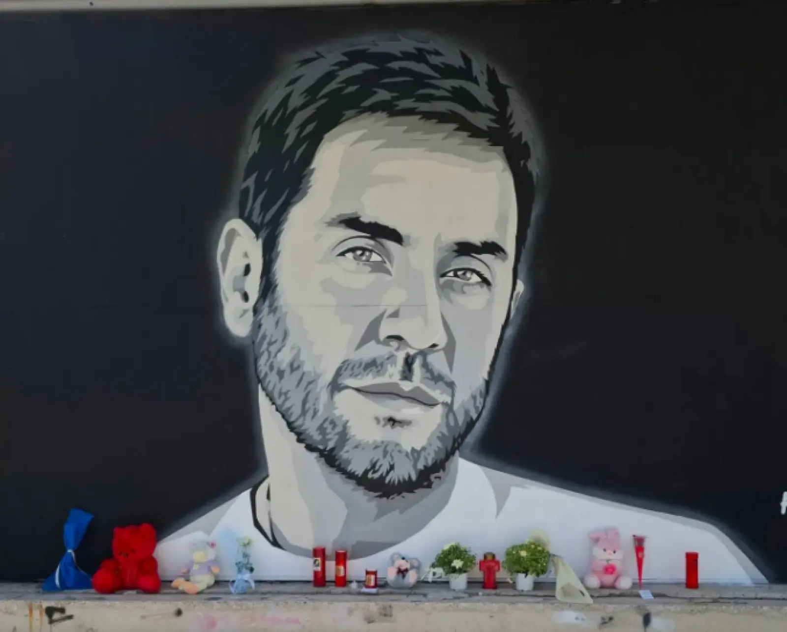 Συγκίνηση στο mural του Γιώργου Μαζωνάκη στη Θεσσαλονίκη: «Αυτό που συμβαίνει, ξεπερνά κάθε προσδοκία»