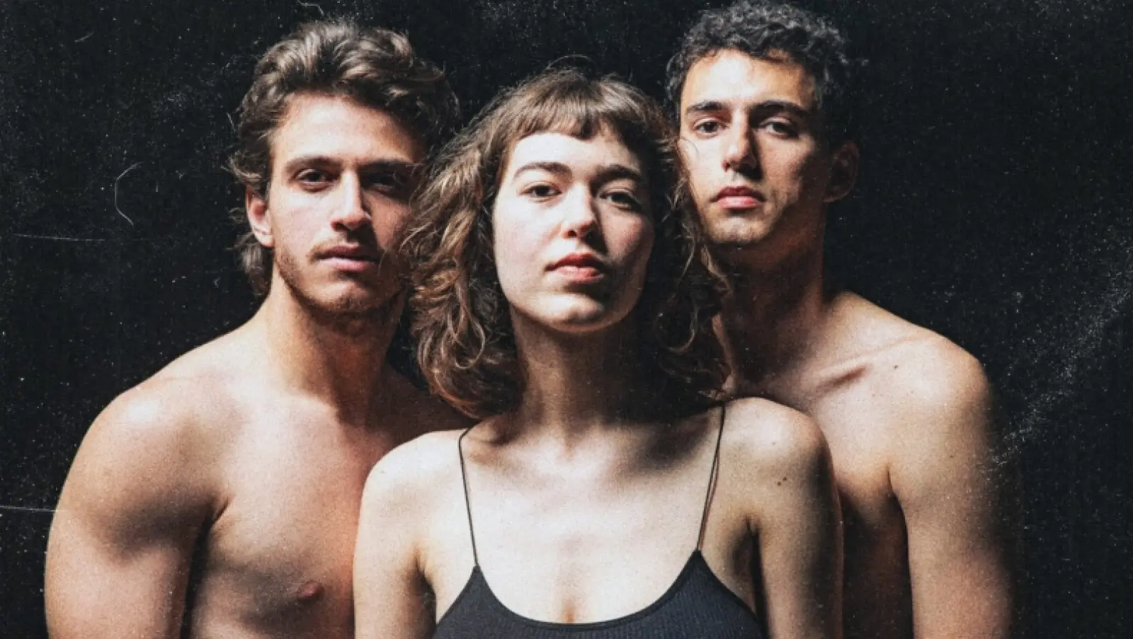 «THE DREAMERS»: Ο Κωνσταντίνος Ρήγος φέρνει στη σκηνή το εμβληματικό σύμπαν του Μπερτολούτσι