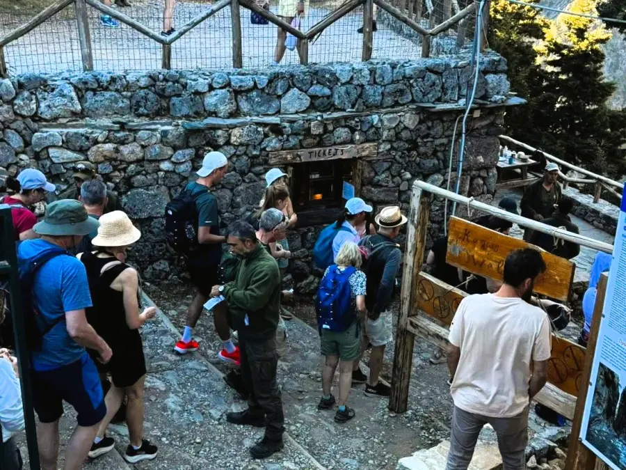 Χανιά: Κάτοικοι άνοιξαν τις πύλες του Φαραγγιού Σαμαριάς, παρά την απόφαση ΟΦΥΠΕΚΑ λόγω «κακού καιρού»