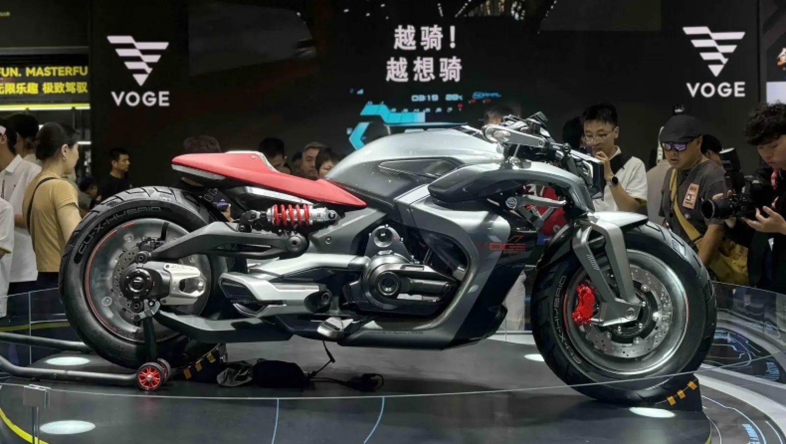 Voge CU-X Hybrid Concept: Ένα έξυπνο υβριδικό πρωτότυπο που επικοινωνεί με το περιβάλλον
