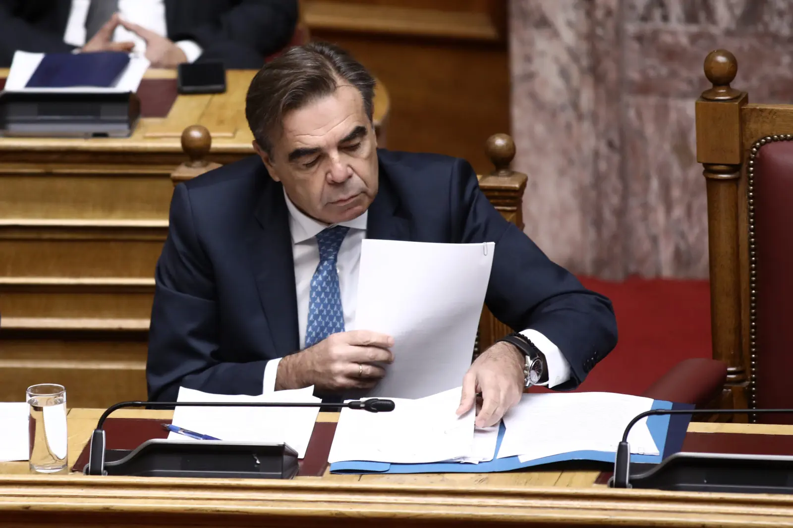 Βουλή: Φορτισμένη αλλά και συγκρουσιακή η πρώτη παρουσία του Σχοινά στην Ολομέλεια