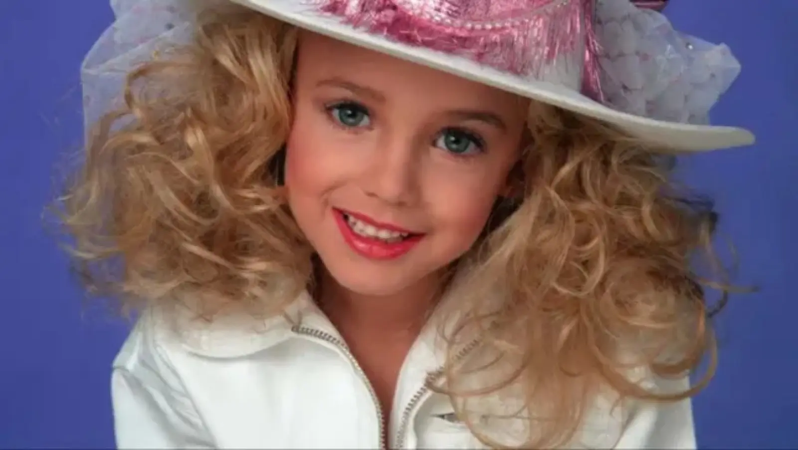 JonBenét Ramsey: Νέα θεωρία για τη δολοφονία του 6χρονου κοριτσιού που συγκλόνισε τις ΗΠΑ πριν από σχεδόν 30 χρόνια