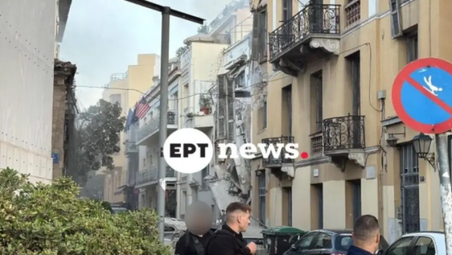 Ισχυρή έκρηξη στην Πλάκα: Κατέρρευσε παλιά κατοικία στη Λυσικράτους (vid)