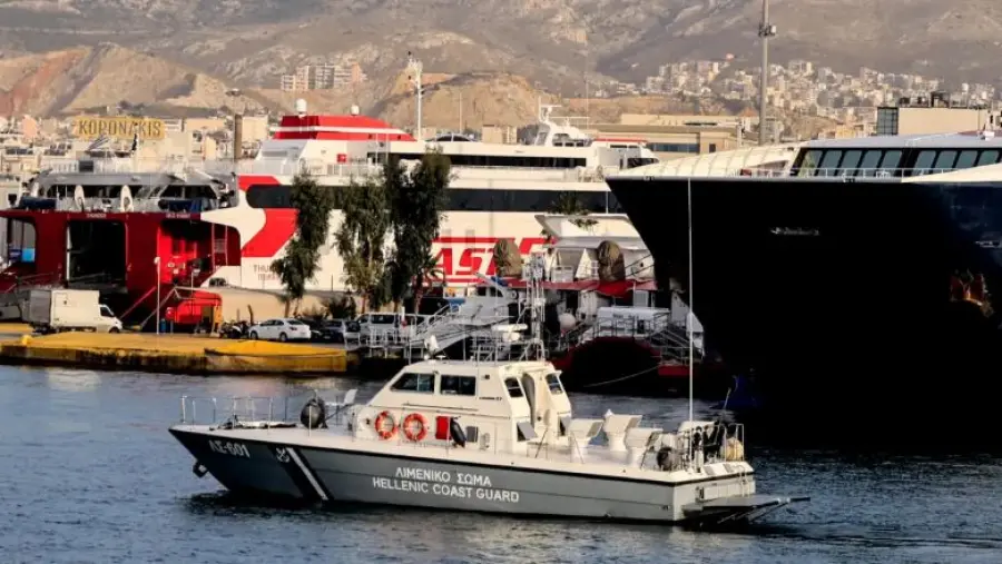 Εμπλοκή άγκυρας πλοίου στο λιμάνι του Πειραιά – 25 επιβάτες μεταφέρθηκαν στην Αίγινα