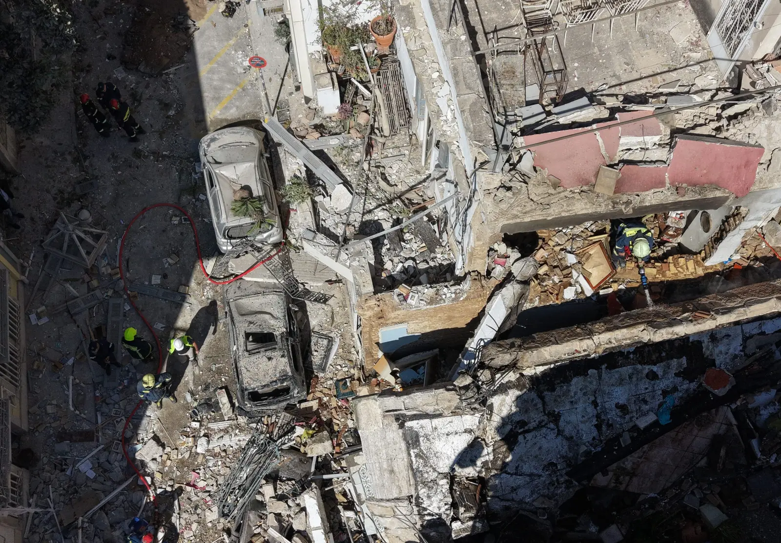 Εκρηξη στην Πλάκα: «Επεφταν πέτρες, βιβλία και χαρτιά» – Μαρτυρίες στην «Κ»