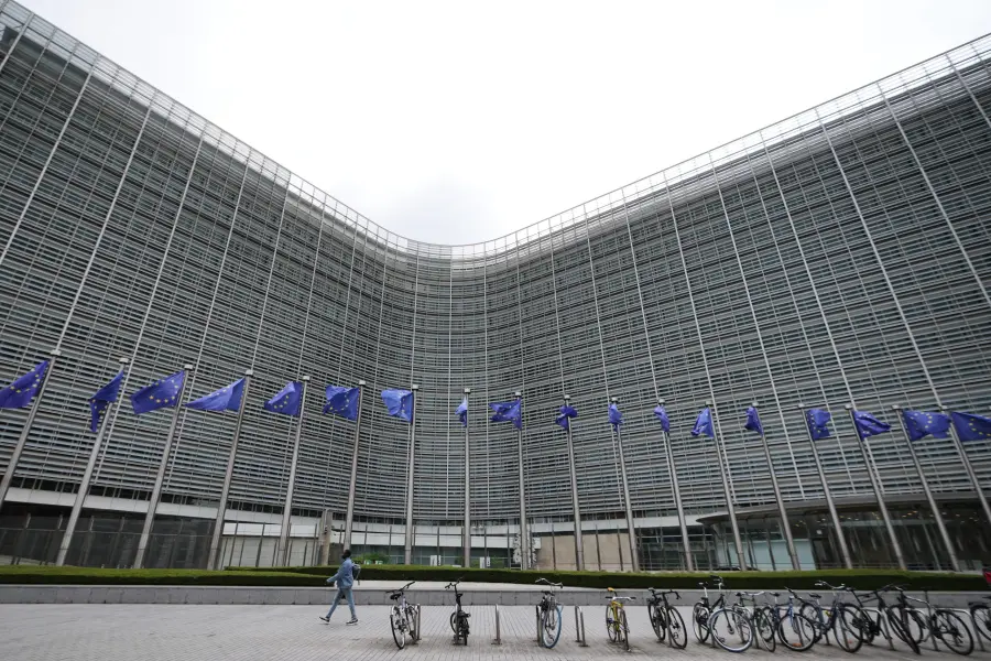 Προειδοποιητικές επιστολές της Κομισιόν και προς την Αθήνα για οδηγίες που δεν μεταφέρθηκαν εγκαίρως στο εσωτερικό δίκαιο