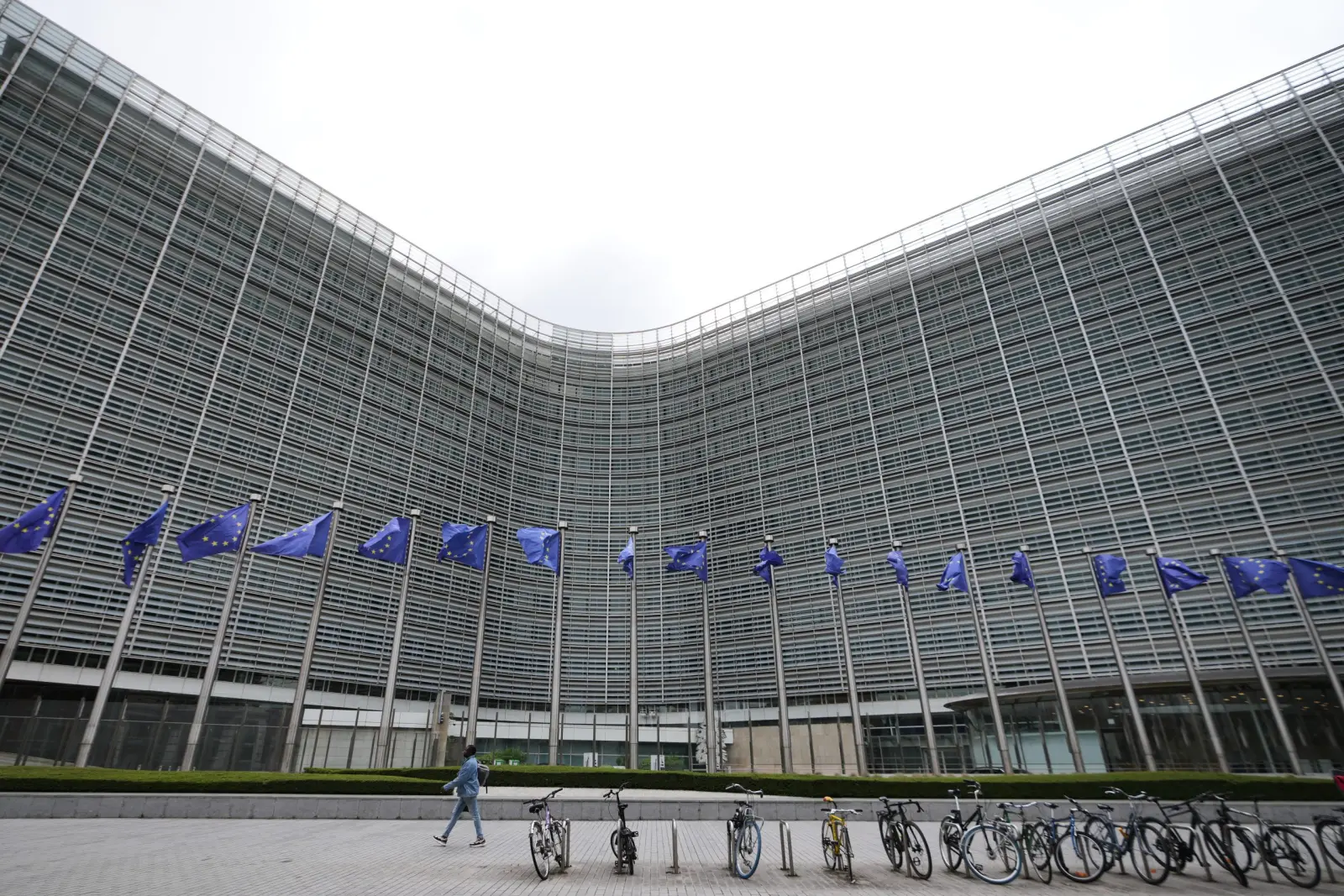 Προειδοποιητικές επιστολές της Κομισιόν και προς την Αθήνα για οδηγίες που δεν μεταφέρθηκαν εγκαίρως στο εσωτερικό δίκαιο