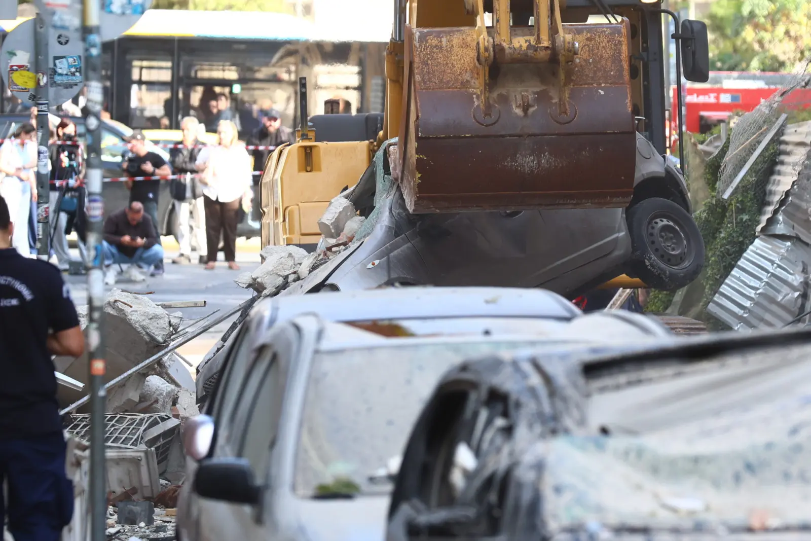 Εκρηξη στην Πλάκα: Αγωνία για τους 5 αγνοουμένους – Εικόνες και βίντεο από το σημείο