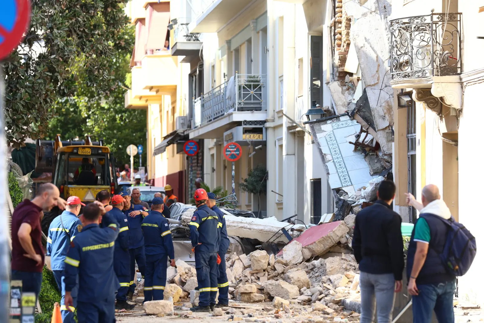 Έκρηξη στην Πλάκα: Μάχη στα συντρίμμια για τον εντοπισμό πέντε αγνοουμένων μετά την ισχυρή έκρηξη – Βρέθηκε η τσάντα μίας τουρίστριας