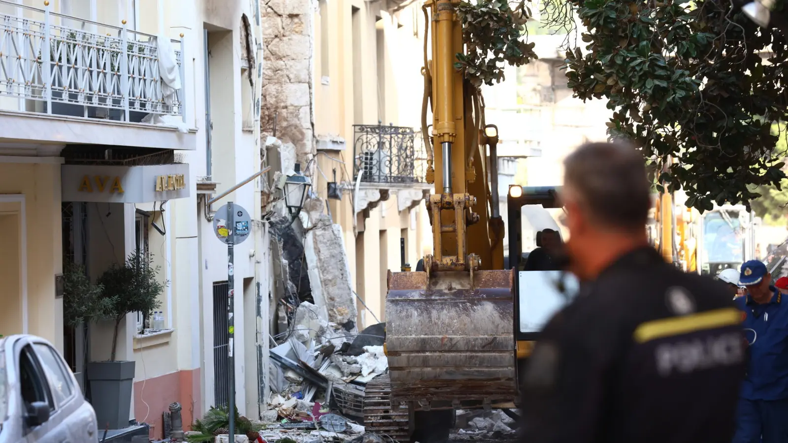 Εκρηξη στην Πλάκα: Αναφορές για 6 αγνοουμένους, βρέθηκε τσάντα τουρίστριας