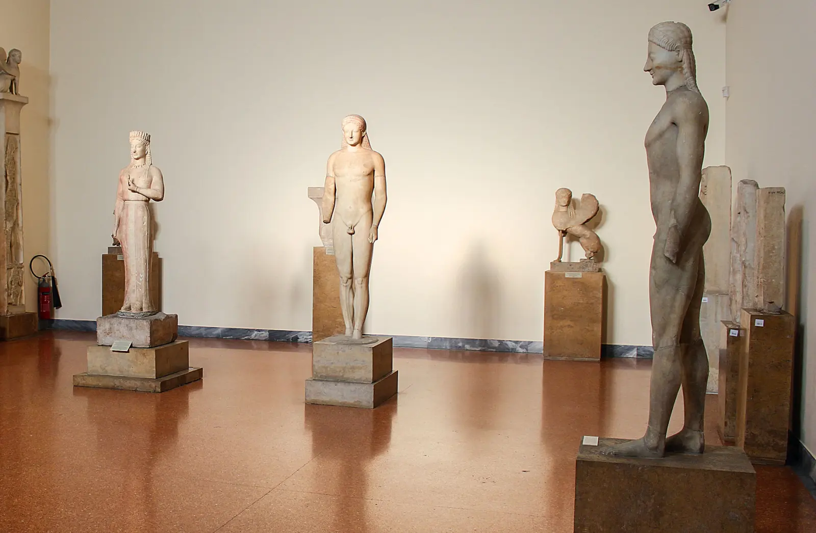Οι άγνωστες ιστορίες πίσω από τα γλυπτά του ΕΑΜ