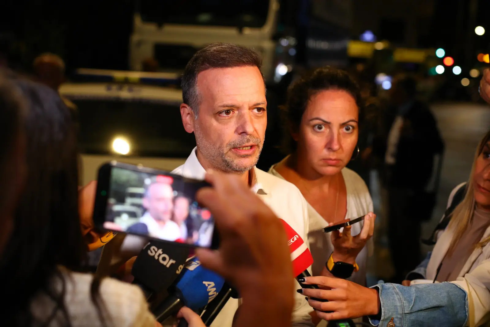 Δούκας για την Πλάκα: Απίστευτη καταστροφή, από εκτεταμένη διαρροή πιθανόν η έκρηξη – Ολονύχτια η επιχείρηση για τους έξι αγνοούμενους