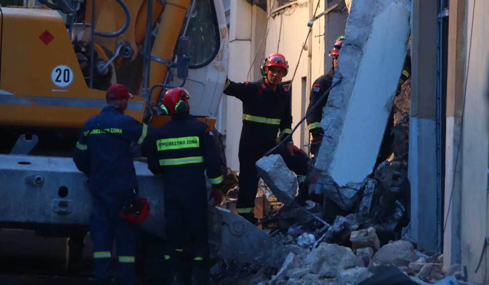 Έκρηξη στην Πλάκα: Ολονύχτια επιχείρηση για τον εντοπισμό έξι αγνοουμένων