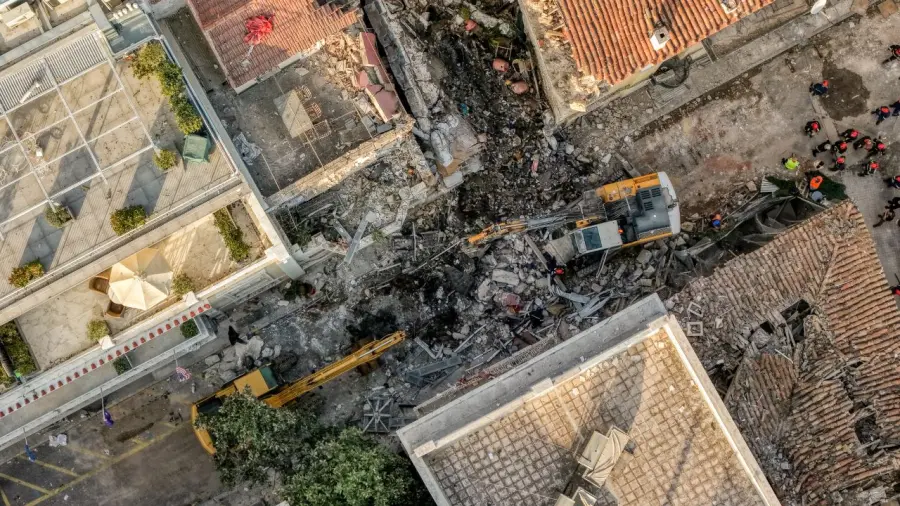 Έκρηξη στην Πλάκα: Ολονύχτια επιχείρηση εντοπισμού 4 Αμερικανών τουριστών και ζευγαριού ηλικιωμένων, βρέθηκαν δύο διαβατήρια με τα ονόματα Ian και Florida