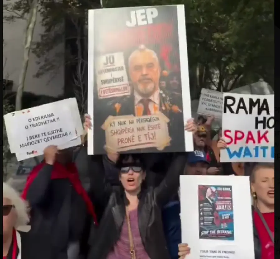 Νέα Υόρκη: Διαδηλωτές πέταξαν αυγά στον Έντι Ράμα – «Υστερικές κότες» ήταν η απάντησή του