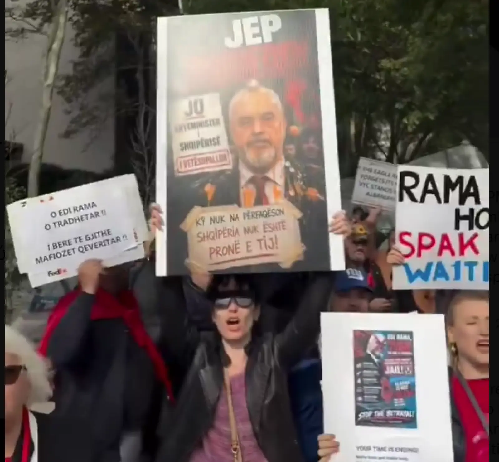 Νέα Υόρκη: Διαδηλωτές πέταξαν αυγά στον Έντι Ράμα – «Υστερικές κότες» ήταν η απάντησή του