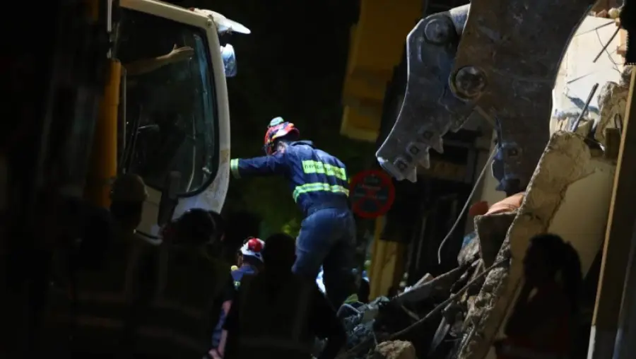 Έκρηξη στην Πλάκα: Νεκρή γυναίκα ανασύρθηκε από τα συντρίμμια