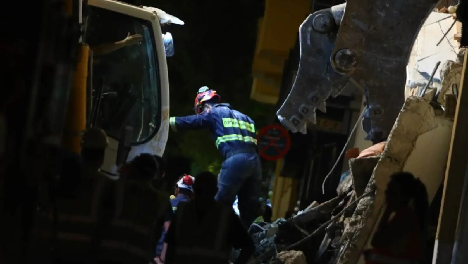Έκρηξη στην Πλάκα: Νεκρή γυναίκα ανασύρθηκε από τα συντρίμμια