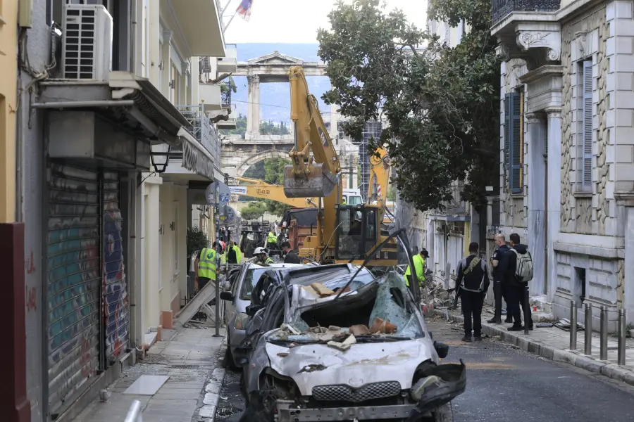 Έκρηξη στην Πλάκα: Πληροφορίες για αυτόνομους λέβητες αερίου στο ισόγειο και στον δεύτερο όροφο του κτηρίου – Μία νεκρή και πέντε αγνοούμενοι
