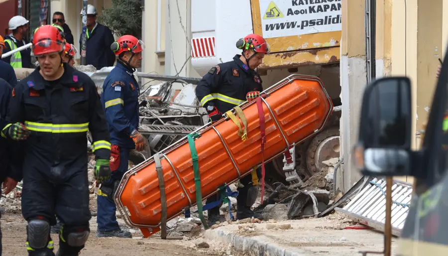 Βρέθηκαν δύο ακόμα σοροί στο κτήριο που κατέρρευσε στην Πλάκα, τέσσερις οι νεκροί και δύο οι αγνοούμενοι