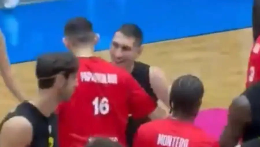 Stoiximan Super Cup: Οι αγκαλιές του Λαρεντζάκη με τους παίκτες του Ολυμπιακού