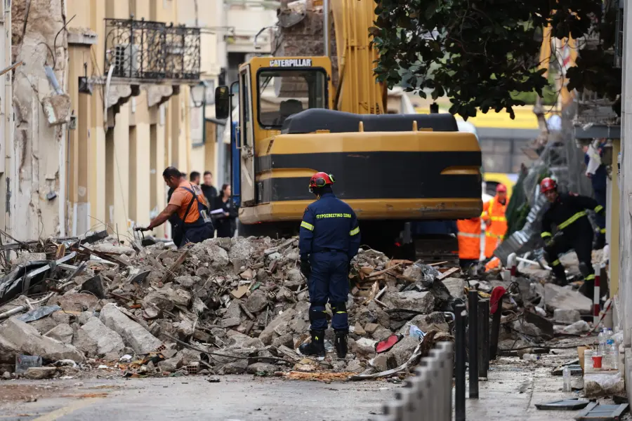 Εκρηξη στην Πλάκα: Τα σενάρια που εξετάζονται για την πολύνεκρη τραγωδία
