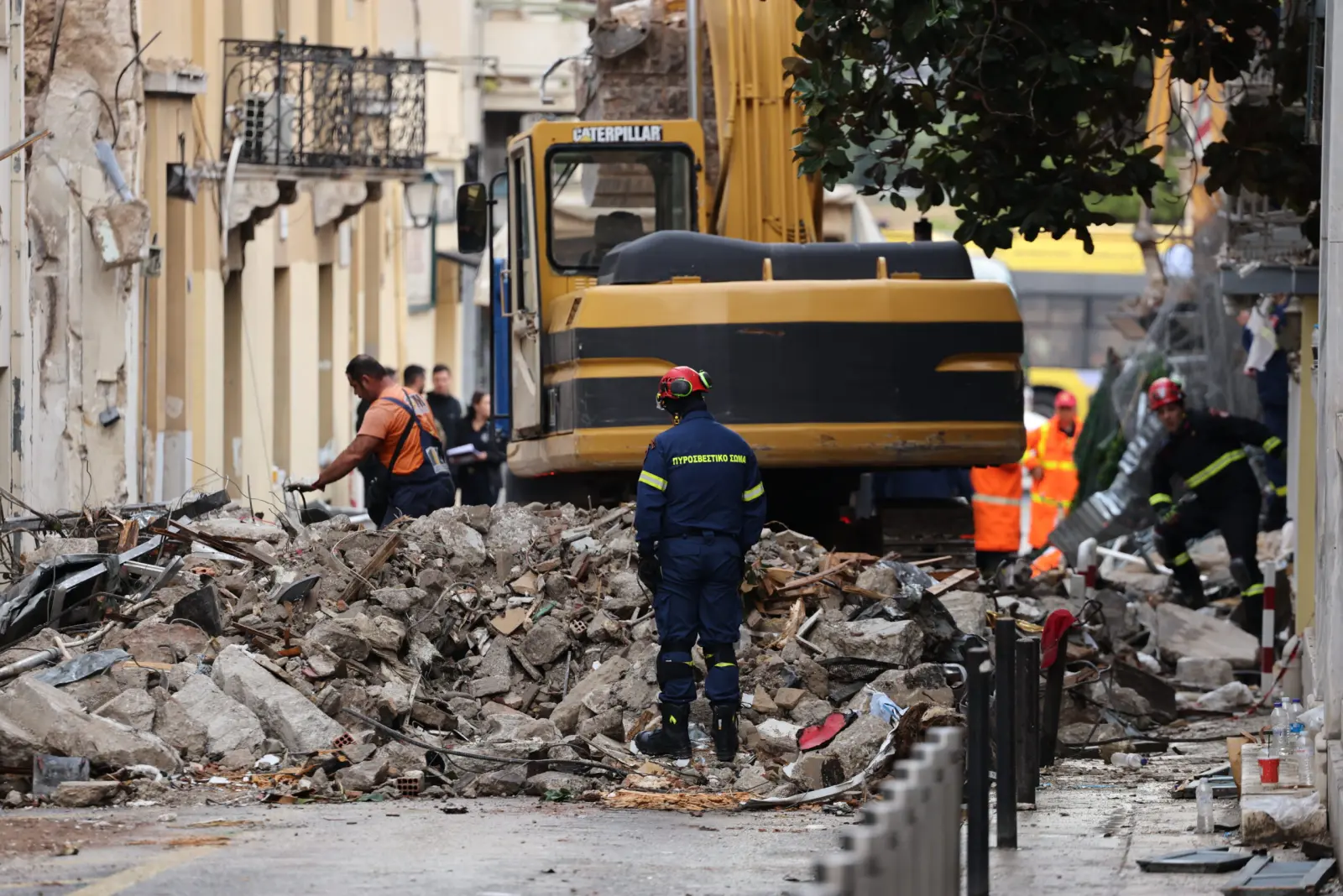 Εκρηξη στην Πλάκα: Τα σενάρια που εξετάζονται για την πολύνεκρη τραγωδία