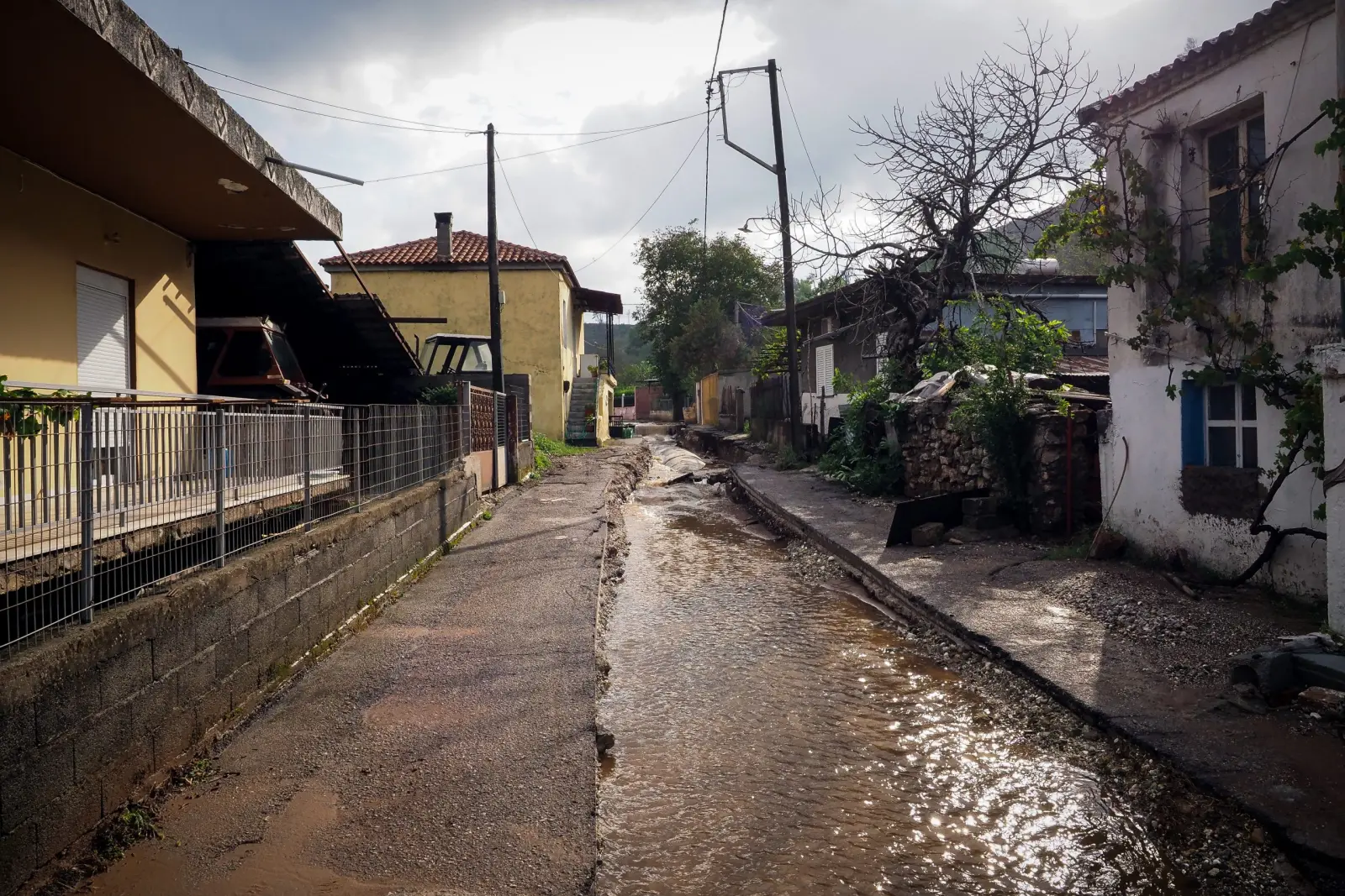 Προβλήματα σε Σκιάθο και Εύβοια από τις βροχοπτώσεις – Κατολισθήσεις, απεγκλωβισμοί και πλημμυρισμένοι δρόμοι