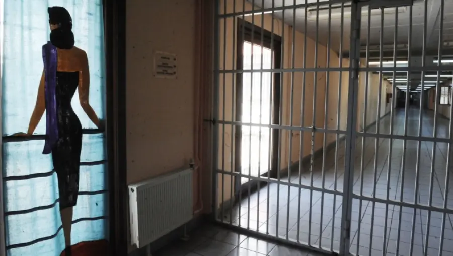 «Οι Επισκέπτριες»: Είμαι εγώ εξάρτημα της μηχανής σας...