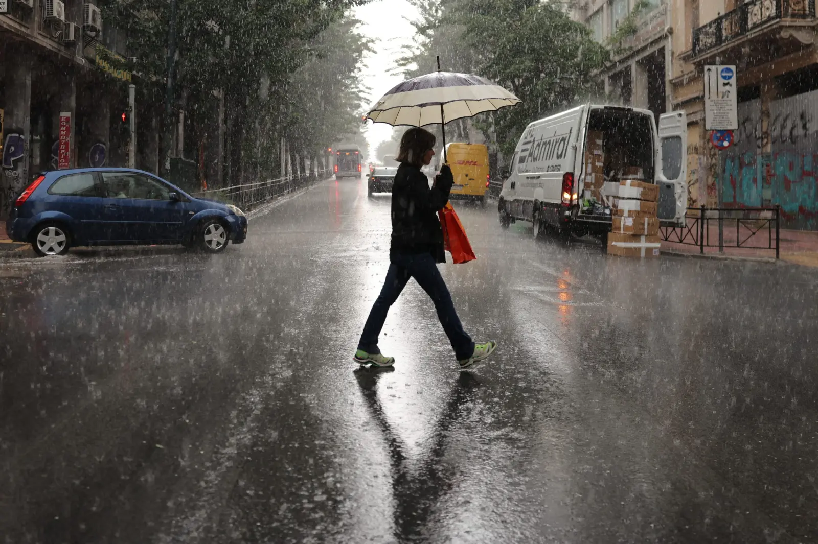 Καιρός: Σε ισχύ η πορτοκαλί προειδοποίηση για ισχυρές βροχές και καταιγίδες – Επικαιροποίηση του έκτακτου της ΕΜΥ