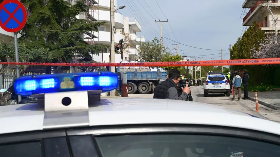 Απίστευτο περιστατικό στην Πάτρα: Προσποιήθηκε τον αστυνομικό, άρπαξε κινητό και κρύφτηκε σε εκκλησία… εν ώρα γάμου