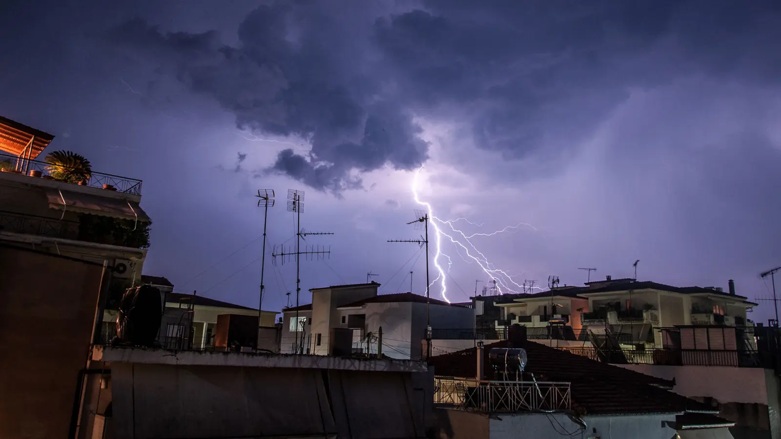 Νέο έκτακτο δελτίο επιδείνωσης καιρού: Βροχές, χαλάζι και άνεμοι 8 μποφόρ