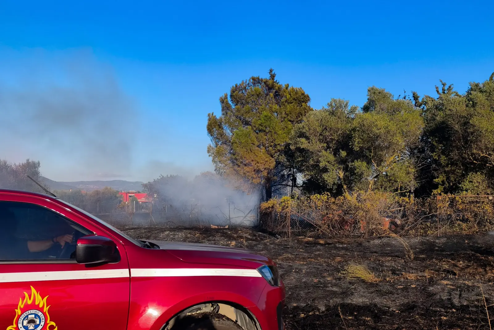 Πυρκαγιά σε χαμηλή βλάστηση στην περιοχή Περάνι στην Σαλαμίνα