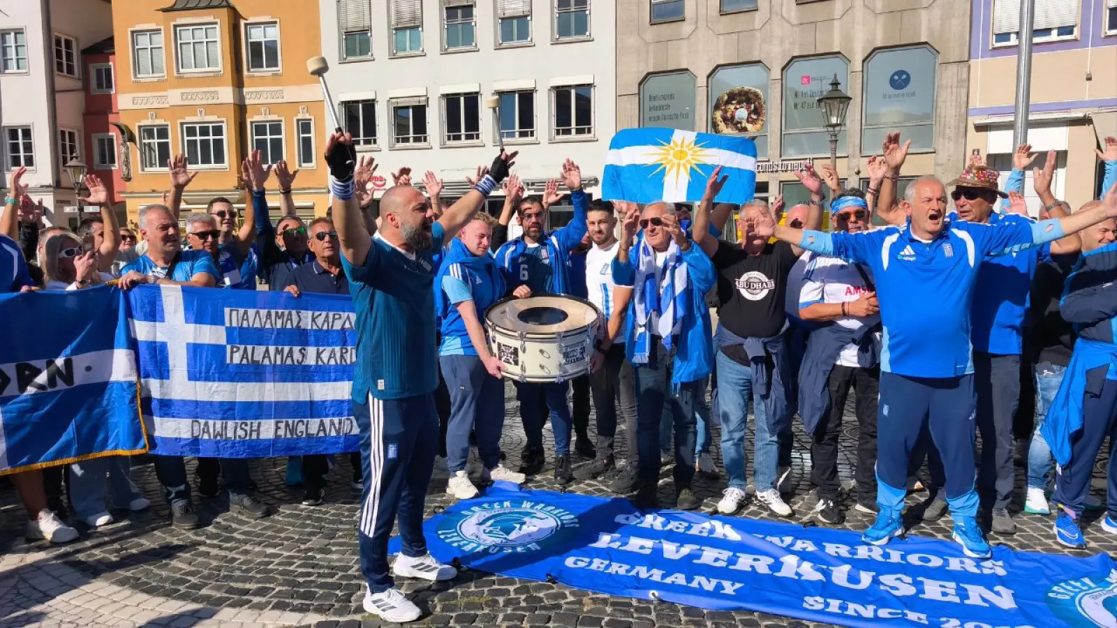 Γερμανία – Ελλάδα: «Βάφεται»… Γαλανόλευκο το Άουγκσμπουργκ! (photos)