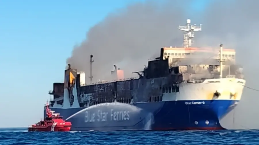 Blue Carrier 2: Συνεχίζεται η κατάσβεση – Μεταφέρθηκε σε υπήνεμο σημείο νοτιοδυτικά της Τήνου