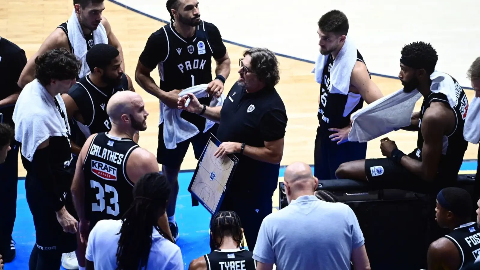 Ολυμπιακός – ΠΑΟΚ: Δύο τάιμ-άουτ του Τρινκιέρι σε 1,5 λεπτό! (video)