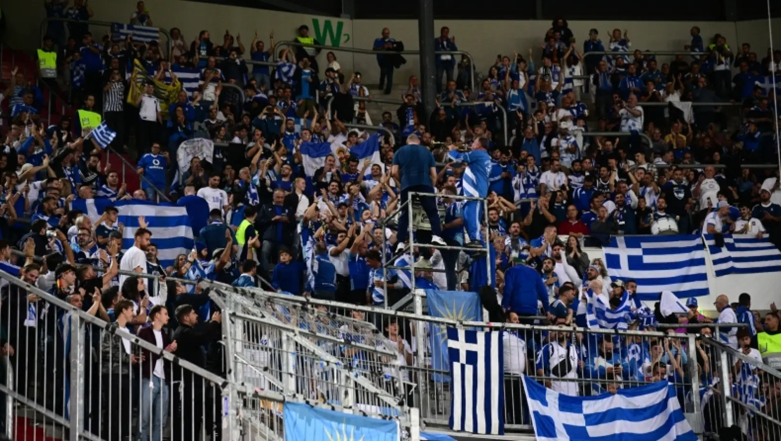 Γερμανία - Ελλάδα: 6.000 Έλληνες οπαδοί, ρίγη συγκίνησης στον Εθνικό ύμνο! (vid+pics)
