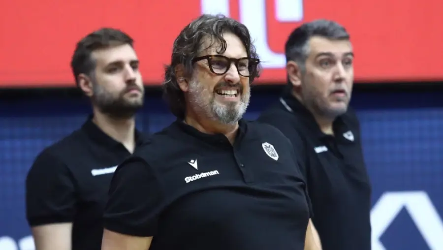 Τρινκιέρι: «Προσπαθώ ακόμα να καταλάβω πώς να διαχειριστώ τους διαιτητές, πάλι πάνω από 30 βολές!»