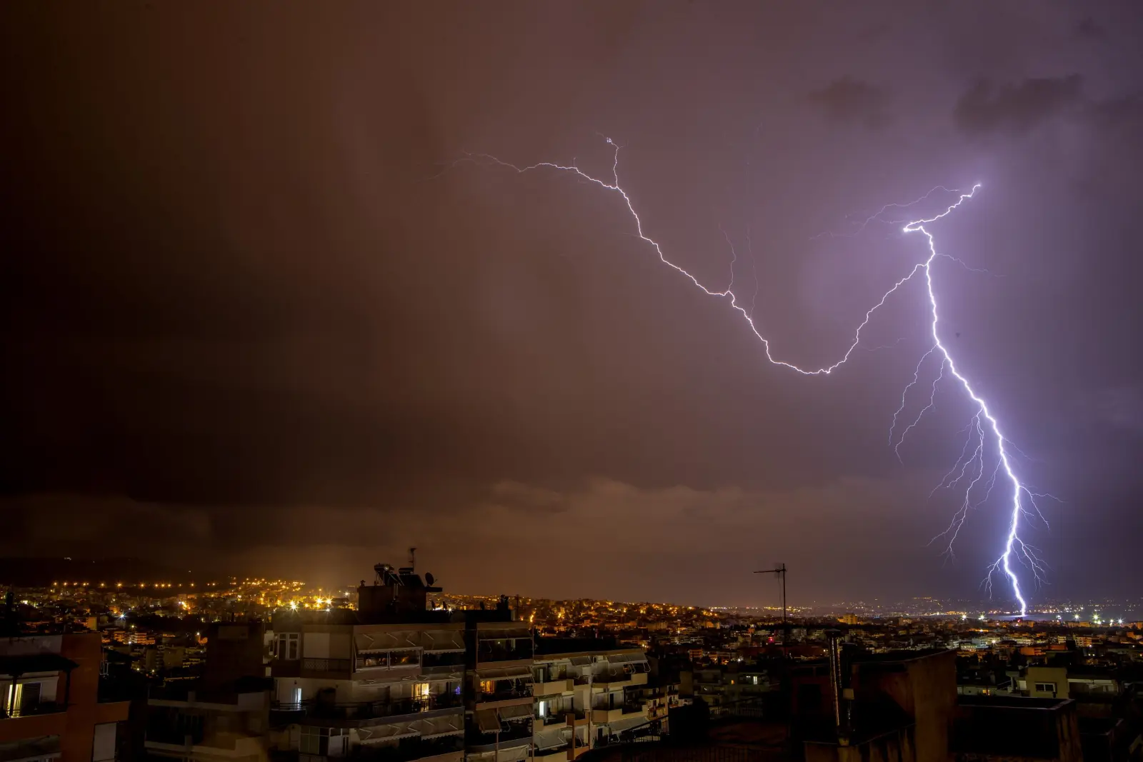 Καιρός: Έπεσαν περισσότεροι από 9.000 κεραυνοί την Κυριακή – Αισθητή βελτίωση από τη Δευτέρα