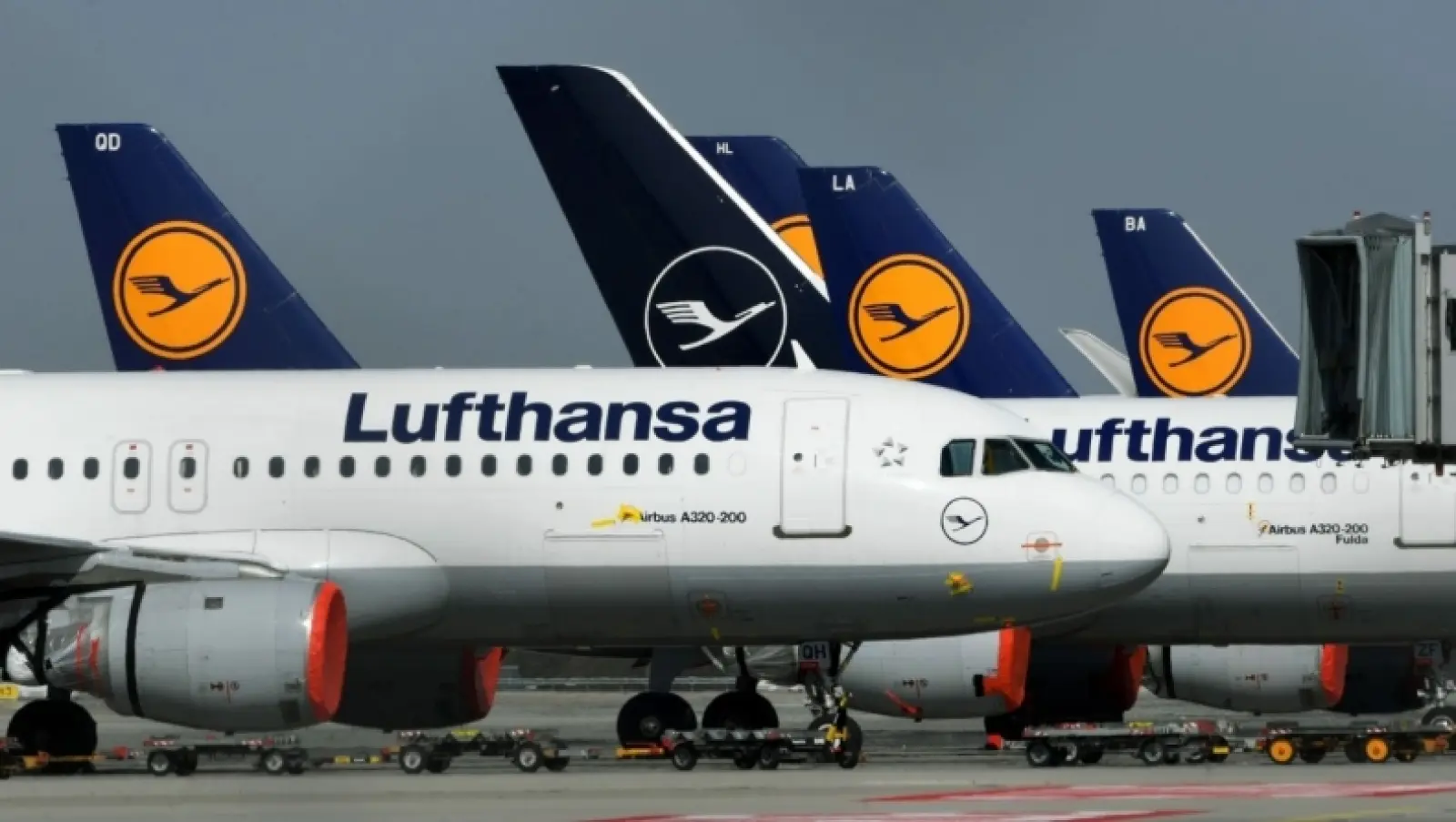 Φωτιά σε αεροπλάνο της Lufthansa: Power bank πήρε φωτιά κατά την πτήση – Αναγκαστική προσγείωση στη Λυών
