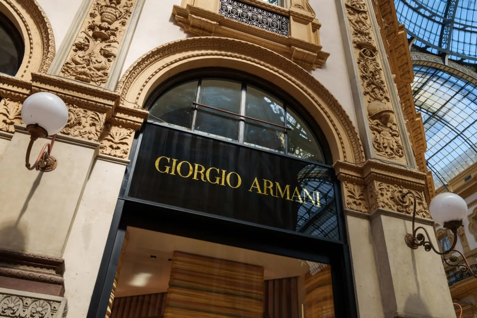 Armani: Ανοίγει την πόρτα σε περισσότερους επενδυτές